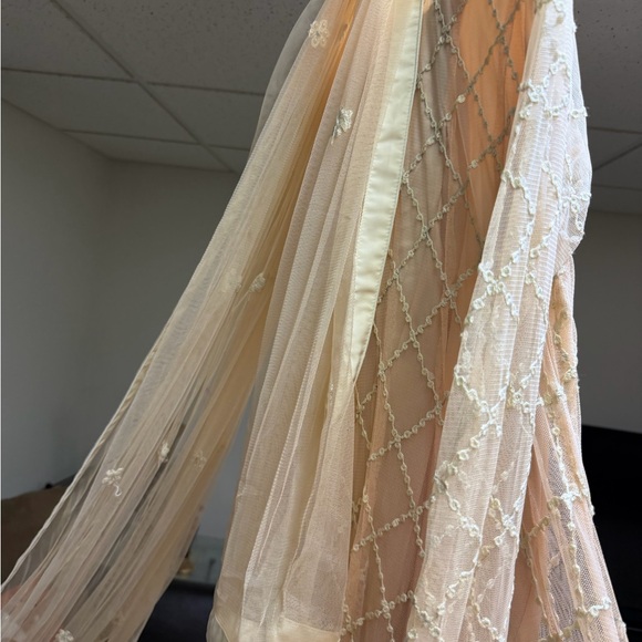 Elegant Cream Embroidered Women's Robe - Picture 6 of 9